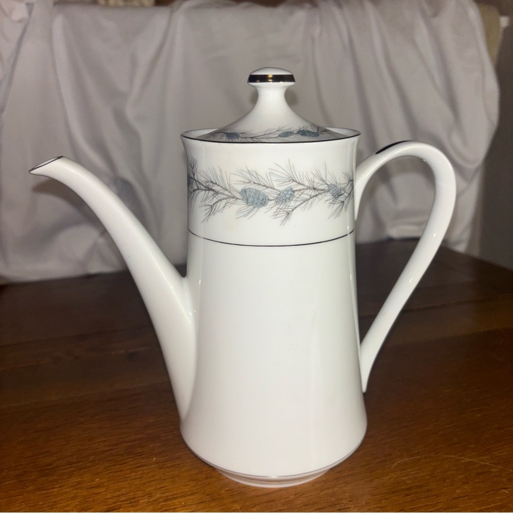 Vintage Style House Fine China Duchess 4 Cup Coffee Pot & Lid